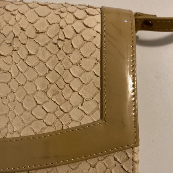 👜✨ Vintage Rolando Bellagio Beige Python-Embossed Leather Clutch w/ Gold Buckle - Picture 4 of 14